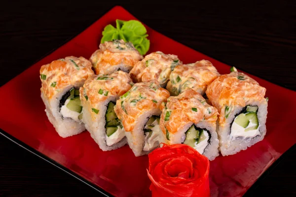 Japon geleneksel rulo somon ile