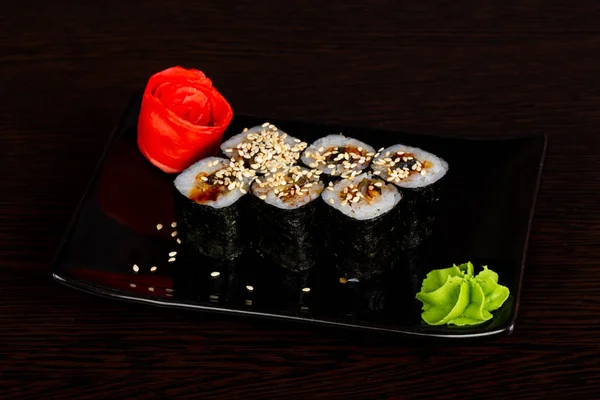 Yılan balığı ile Japon geleneksel rulo