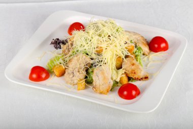Sezar salatası tavuk ve peynir