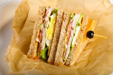 Club sandviç et, peynir ve sebze ile