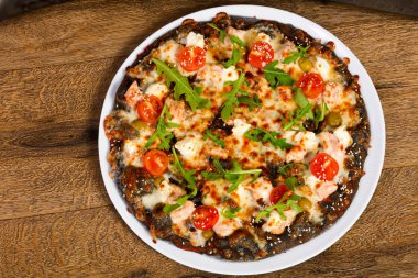 Somonlu pizza ve roka peynirli mozzarella.