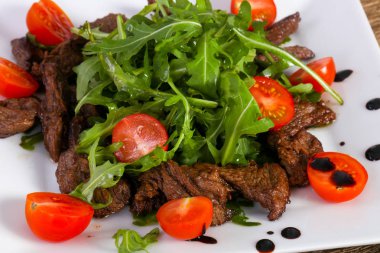 Ruccola ve domates ile sığır eti