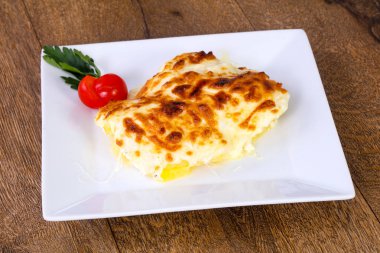 Patates graten peynirli domates hizmet