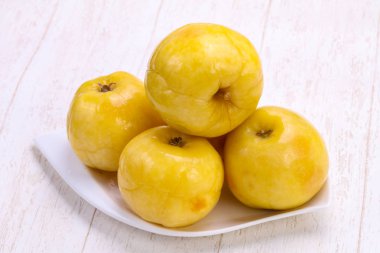 Kabın içinde turşu sarı elma