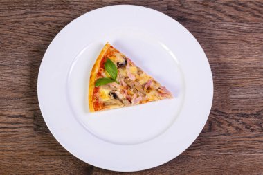 Jambon ve mantar peynirli pizza