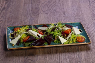 Domates hizmet peynir ve pancar kök salata