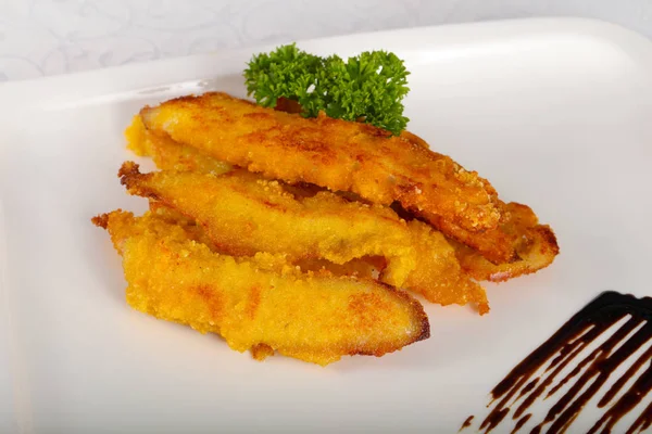 Crisp Chicken Payudara Atas Meja Putih — Stok Foto