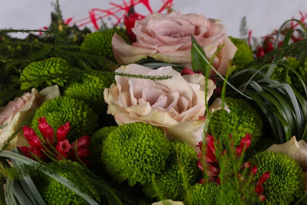 Frische Rosen Strauß Mit Anderen Blumen — Stockfoto