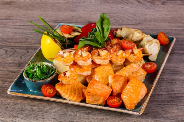 Balık ve Karides tabağı ızgara sebze devam eder.