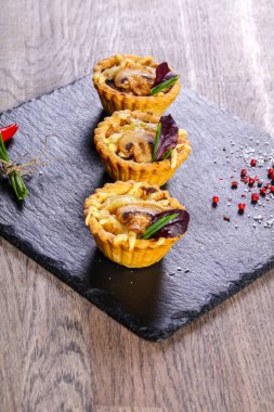 Fırında mantar ve peynir ile kanepe