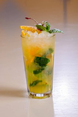 Mojito ile portakal kiraz hizmet