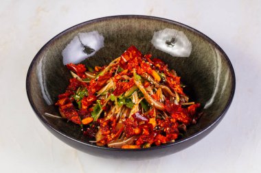 Domuz kulakları biber salatası