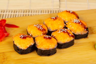 Lezzetli yılan balığı ve yengeç suşi rulo