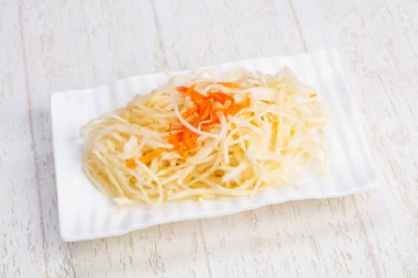 Havuç ile karışık lezzetli turşu lahana salatası