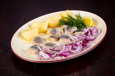 Soğan ve patates ile ringa balığı