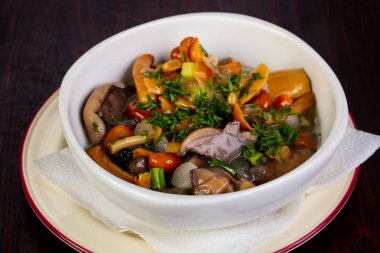 Salamura mantarlar bitki ve baharat ile karıştırın