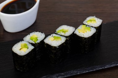 Avokado ve wasabi ile iştah açıcı suşi