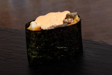 Soslu lezzetli sebze suşi