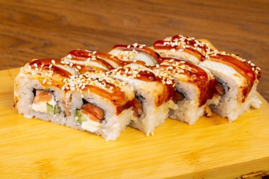 Susam ve peynir ile lezzetli yılan balığı rulo