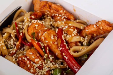 Udon tavuk ve teriyaki sos ile