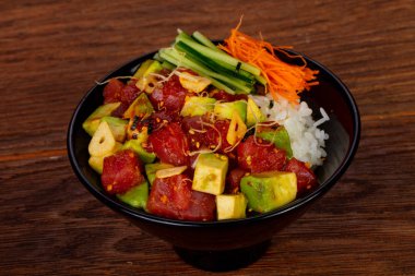 Avokado ve pirinç ham ton balığı