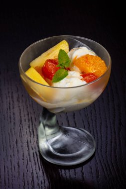 Meyve ve nane ile lezzetli dondurma