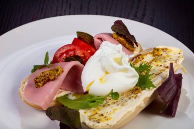 Jambon, domates ve hardal ile lezzetli bruschetta