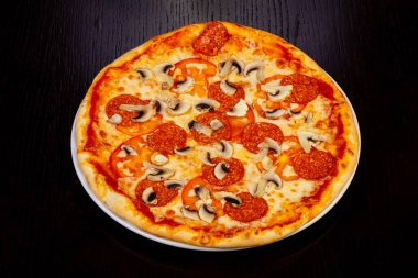 Lezzetli biberli pizza mantar ile