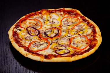 Lezzetli Barbekü pizza biber, soğan ve mantar ile