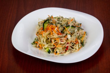 Lahana salatası salata salatalık ile