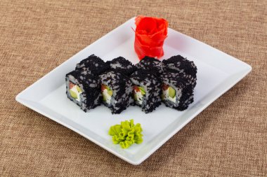 Ton balığı ve tobiko ile rulo