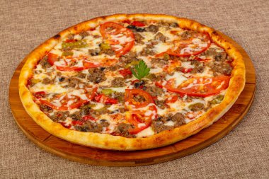 Kıyılmış et ve peynir pizza