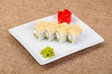 Karides ile Japon geleneksel rulo