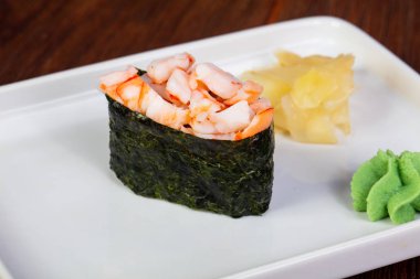 Japon Suşi gunkan karides ile