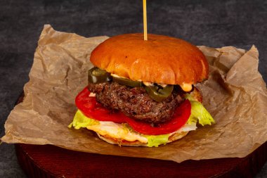 Etli ve peynirli hamburger.