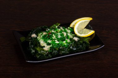 Chukka ve sesam tohumları ile salata