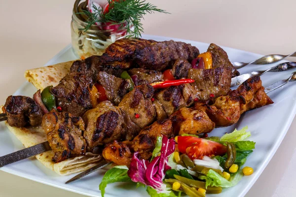 Barbekü et ve sebze tabağı.