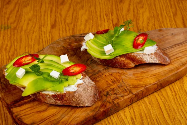 Bruschetta Mit Avocado Und Chili — Stockfoto