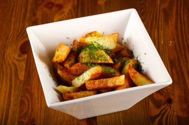 Dereotu ile kızarmış patates