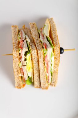 Club sandviç et, peynir ve sebze ile