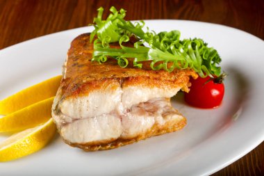 Limon ve otlar pişmiş somon servis