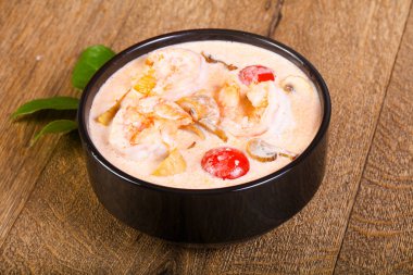 Karidesli geleneksel Tom Yam çorbası.