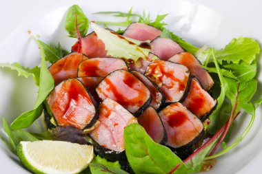 Ton balığı salatası kireç ve otlar