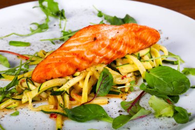 Sebze ve salatalı ızgara somon.