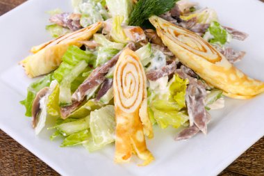 Sığır eti ve salata yaprakları ile gözleme