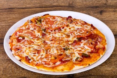 Sosis, biber ve domates pizza