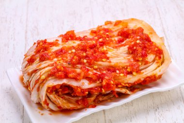 Kimchi fermente lahana kabın içinde