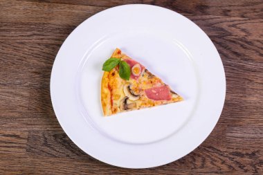 Pizza mantar ve peynir jambon