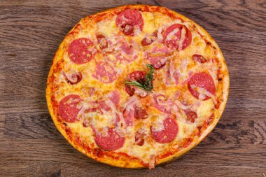 Pizza jambon peynir ve sosis 