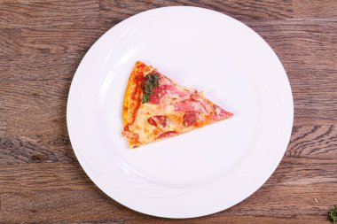 Pizza jambon peynir ve sosis 